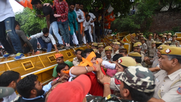 BJP workers protesting outside Delhi chief minister Arvind Kejriwal’s residence after his comment against Manoj Tiwari on the National Register of Citizens in New Delhi, on Thursday , September 26 2019. (Photo: Amal KS/HT) BJP workers protesting outside Delhi chief minister Arvind Kejriwal’s residence after his comment against Manoj Tiwari on the National Register of Citizens in New Delhi, on Thursday , September 26 2019. (Photo: Amal KS/HT)