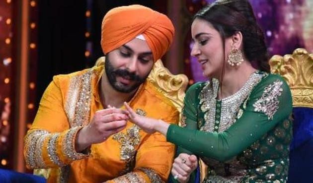 Shraddha Arya and Alam Makkar exchange rings on Nach Baliye 9 sets.