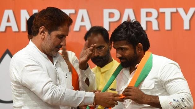 Olympian Yogeshwar Dutt joins BJP at BJP Head quarters in New Delhi.(HT Photo)