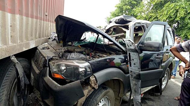 Picture of the vehicle in former minister Hansraj Ahir’s convoy that crashed into a truck on Thursday morning(ANI Photo)