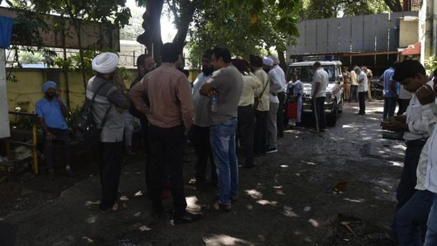 PMC Bank customers file a complaint against the directors at the Sion Police Station in Mumbai.(HT Photo) PMC Bank customers file a complaint against the directors at the Sion Police Station in Mumbai.(HT Photo)