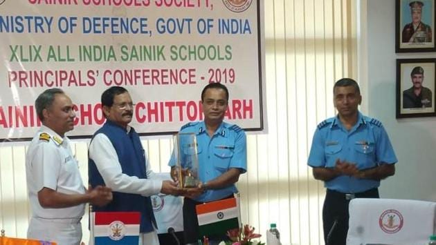 Union minister of state for defence Shripad Naik (2L) presenting the Raksha Mantri Trophy to school principal Group Captain AK Paul (2R) during a function in Chittorgarh.(HT Photo) Union minister of state for defence Shripad Naik (2L) presenting the Raksha Mantri Trophy to school principal Group Captain AK Paul (2R) during a function in Chittorgarh.(HT Photo)