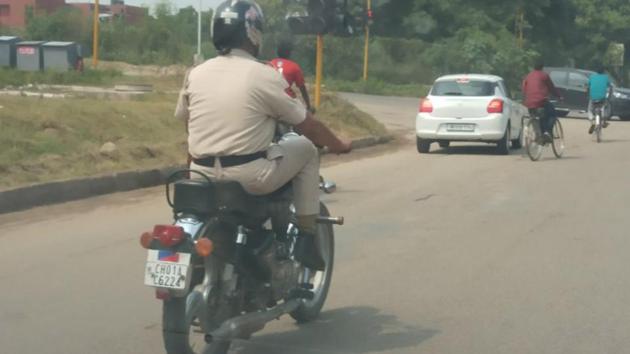 The Twitter user mentioned that the cop was spotted driving the motorcycle near Bapu Dham Colony in Sector 26 around 12pm on Wednesday. (HT PHOTO) The Twitter user mentioned that the cop was spotted driving the motorcycle near Bapu Dham Colony in Sector 26 around 12pm on Wednesday. (HT PHOTO)