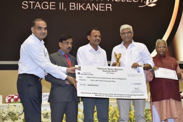 Jal Shakti minister Gajendra Singh Shekhawat giving away the First National Water Mission award in Delhi on Wednesday.(HT Photo)