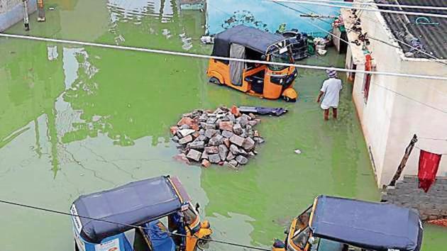 Auto-rickshaws are partially submerged in a flooded street after heavy rainfall in Hyderabad on Wednesday.(AP) Auto-rickshaws are partially submerged in a flooded street after heavy rainfall in Hyderabad on Wednesday.(AP)