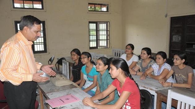 Peon of this MP school teaches Sanskrit for last 23 years. (Representational image)(HT file) Peon of this MP school teaches Sanskrit for last 23 years. (Representational image)(HT file)