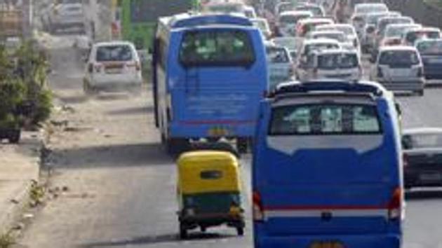 A study done by a team of scientists from IIT-Delhi, IIT-Kanpur, IITM-Pune CSIR and TERI showed that the first round of the odd-even plan in January brought down pollution levels by just around 2-3%.(HT Photo)