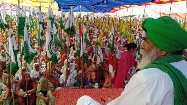 The farmers were sitting on a protest at Mehmadpur village grain market in Patiala district on Thursday. They ended the stir after a meeting with principal secretary to CM Captain Amarinder Singh.(HT PHOTO)
