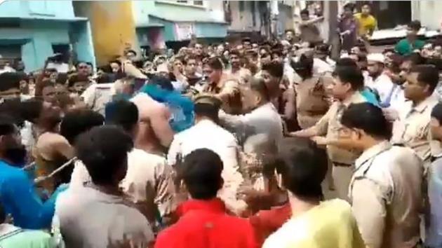 The police took him into custody by overpowering him using fishing net and ropes.(Photo: Twitter/Screengrab) The police took him into custody by overpowering him using fishing net and ropes.(Photo: Twitter/Screengrab)