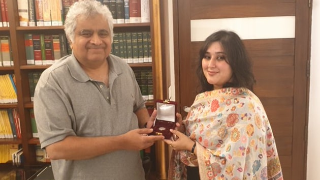 Harish Salve being presented Re 1 for appearing before the International Court of Justice in the case relating to Kulbhushan Jadhav. (Image tweeted by Swaraj Kaushal)