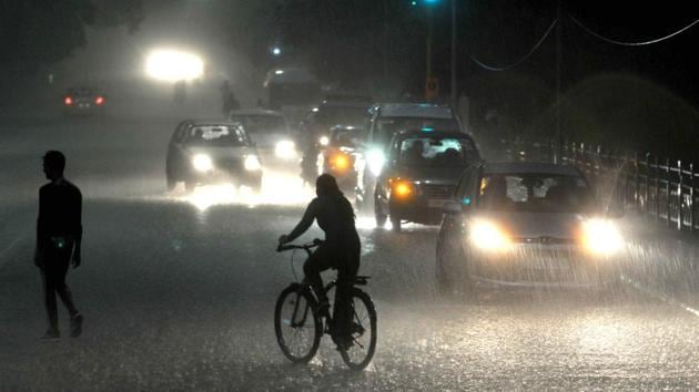 Commuters caught in early morning showers near Sukhna Lake in Chandigarh on Thursday. (Ravi Kumar/HT) Commuters caught in early morning showers near Sukhna Lake in Chandigarh on Thursday. (Ravi Kumar/HT)