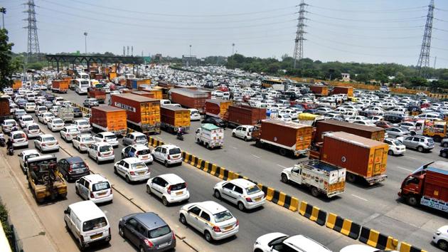 The Centre is likely to ask states to increase road taxes for older vehicles to make it harder for them to ply, according to officials aware of the development.(HT Photo)