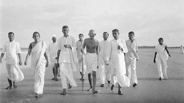 Mahatma Gandhi on an evening walk at Juhu beach in May 1944.(Alamy Photo)