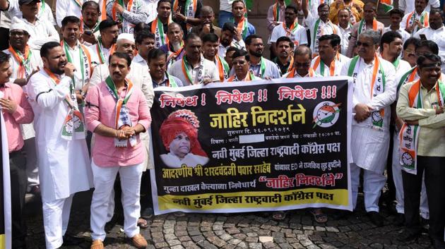 NCP Party workers stage protest ED probe against NCP Chief Sharad Pawar in Maharashtra State Cooperative (MSC) Bank, Navi Mumbai, Thursday, September 26, 2019.(Bachchan Kumar / HT Photo)