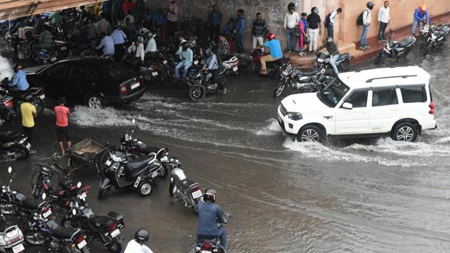 Incessant rain caused water-logging in many areas, badly affecting traffic movement.(Dheeraj Dhawan/Hindustan Times)