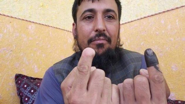 Taliban had earlier cut off Safiullah Safi’s right forefinger for voting back in 2014.(Photo: @SamimArif/ Twitter) Taliban had earlier cut off Safiullah Safi’s right forefinger for voting back in 2014.(Photo: @SamimArif/ Twitter)