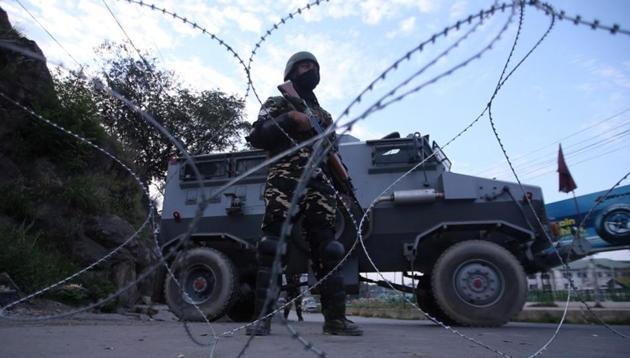 An Indian security personnel stands guard on a deserted road during restrictions after scrapping of the special constitutional status for Kashmir by the Indian government, in Srinagar, August 23, 2019.(Reuters)