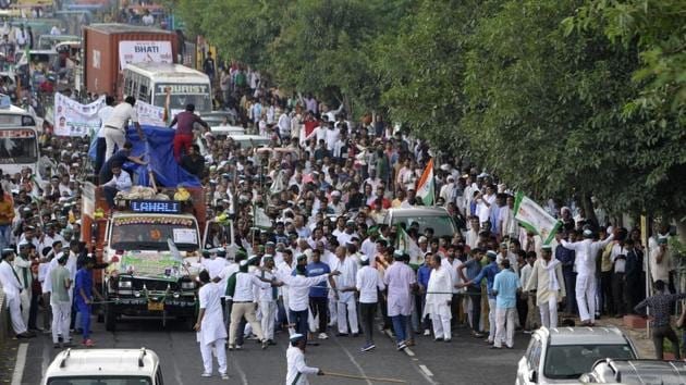 Traffic congestion due to a farmers’ protest, at Udyog Marg, in Noida, Uttar Pradesh. (Sunil Ghosh / HT Photo) Traffic congestion due to a farmers’ protest, at Udyog Marg, in Noida, Uttar Pradesh. (Sunil Ghosh / HT Photo)
