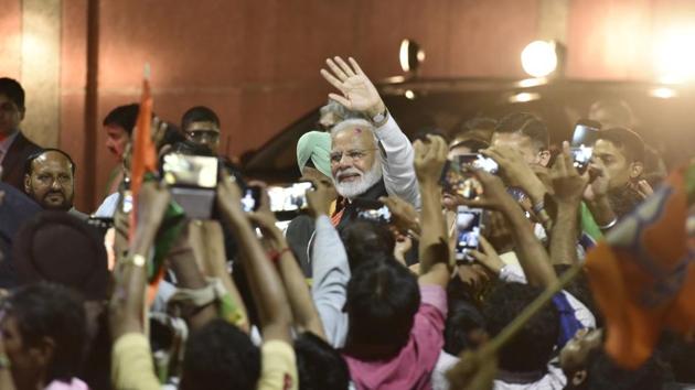 Prime Minister Narendra Modi waves at people on his arrival from USA, at Palam Technical area, in New Delhi. (Sanjeev Verma / HT Photo) Prime Minister Narendra Modi waves at people on his arrival from USA, at Palam Technical area, in New Delhi. (Sanjeev Verma / HT Photo)