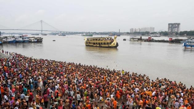 Devotees perform ‘Tarpan’ rituals to pay obedience to their forefathers on the last day of ‘Pitru Paksha’, or days for offering prayers to ancestors, on the banks of the Ganges river in Kolkata, West Bengal.. (Dibyangshu Sarkar / AFP) Devotees perform ‘Tarpan’ rituals to pay obedience to their forefathers on the last day of ‘Pitru Paksha’, or days for offering prayers to ancestors, on the banks of the Ganges river in Kolkata, West Bengal.. (Dibyangshu Sarkar / AFP)
