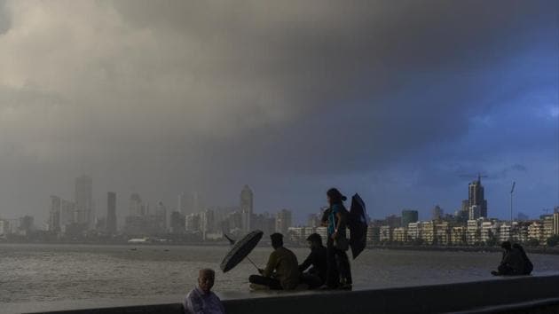 Cloudy weather at Marine Drive in Mumbai, Maharashtra. (Kunal Patil / HT Photo) Cloudy weather at Marine Drive in Mumbai, Maharashtra. (Kunal Patil / HT Photo)