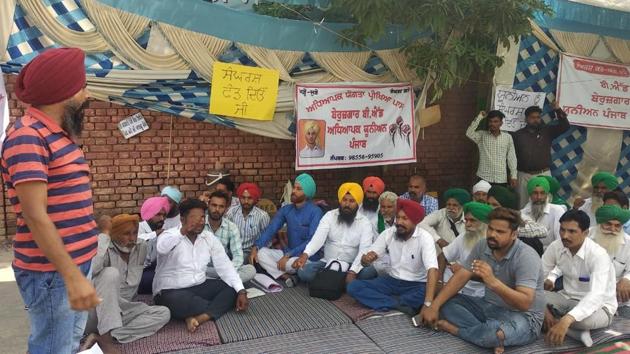 Protesters gathering outside the district administration office in Sangrur have given the town a close resemblance to Delhi’s Jantar Mantar, which has been the hub of various protests and demonstrations for years.(HT Photos/Avtar Singh)
