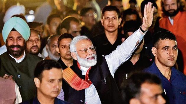 PM Narendra Modi, back from his US visit, waves at a crowd outside the Palam Technical Airport in New Delhi on Saturday.(PTI)