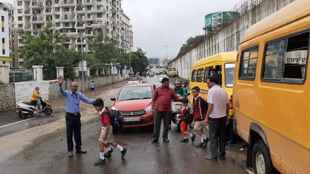 Students risk their lives by commuting on the 200-metre stretch of road near Vibgyor school at Mohammadwadi. (HT PHOTO) Students risk their lives by commuting on the 200-metre stretch of road near Vibgyor school at Mohammadwadi. (HT PHOTO)