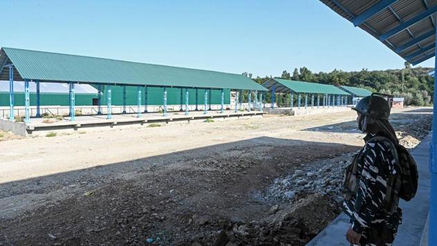 A security personnel stands guard at an empty government-run fruit marketplace in Shopian district. The authorities “threatened that they would destroy the shops (at the market) if we didn’t open. But the market is deserted,” said Bashir Ahmad Bashir, head of the local fruit-growers association. (Tauseef Mustafa / AFP) 