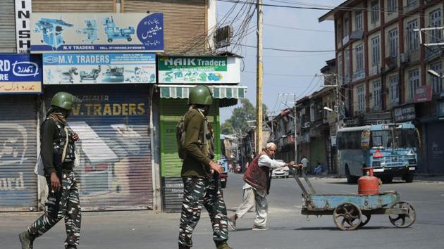 Restrictions continued in Srinagar and parts of Kashmir for a second consecutive day on Saturday.(PTI) Restrictions continued in Srinagar and parts of Kashmir for a second consecutive day on Saturday.(PTI)
