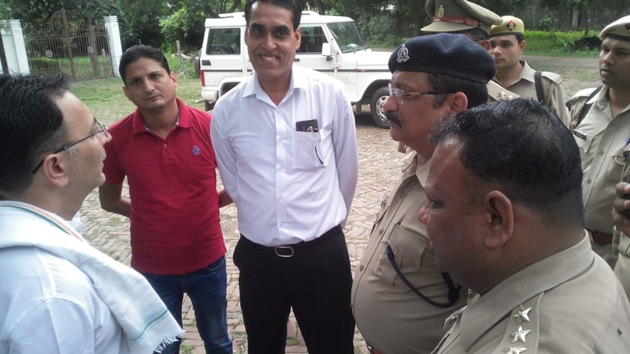 Jitin Prasad being held in preventive custody by UP police. ( Photo @JitinPrasada) Jitin Prasad being held in preventive custody by UP police. ( Photo @JitinPrasada)