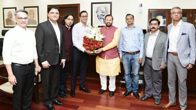 Information and Broadcasting Minister Prakash javadekar with a delegation of the Digital News Publishers’ Association.(HT PHOTO)