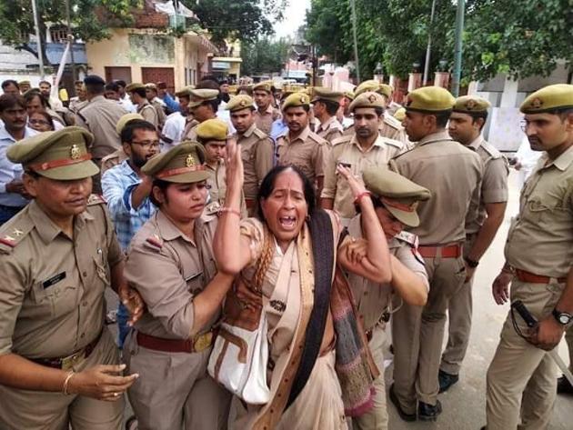 Congress workers being detained in Shahjahanpur on Monday.(Sourced)