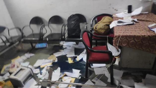 The scene after two groups of resident doctors at Lucknow’s KGMU trauma centre clashed with each other.(HT Photo)