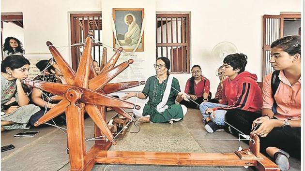 Pratima behn, a communicator at the Sabarmati ashram, explains aspects of Gandhi’s life.(Raj K Raj/HT)