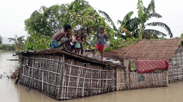 Villagers take shelter on roof top of their huts in Jharkhand’s Sahebganj district after incessant rains in the state, Sunday September 29,2019. (HT Photo) Villagers take shelter on roof top of their huts in Jharkhand’s Sahebganj district after incessant rains in the state, Sunday September 29,2019. (HT Photo)