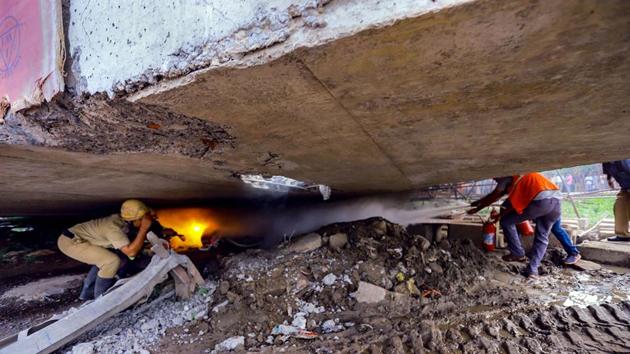 Rescue operation underway at the site of under-construction shed that collapsed at Shalimar railway station in Howrah district.(PTI) Rescue operation underway at the site of under-construction shed that collapsed at Shalimar railway station in Howrah district.(PTI)