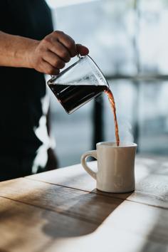 Pour some cafe for moi, oh barista! (unsplash)