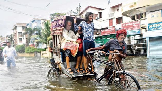 A cycle rickshaw driver moves through waterlogged roads of Patna.(Parwaz Khan / Hindustan Times)