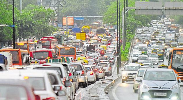 Peak hours in Delhi are considered from 8-11 am and 5-9 pm and traffic during these hours moves at snail’s pace on most arterial roads(Amal KS / HT Photo) Peak hours in Delhi are considered from 8-11 am and 5-9 pm and traffic during these hours moves at snail’s pace on most arterial roads(Amal KS / HT Photo)