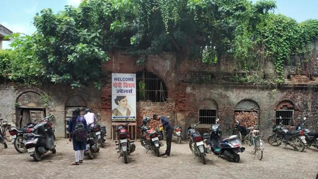 The ruins of the Hazarimal Dharmshala building is covered with thick vegetation all around it.(Gama Kumar/ HT photo) The ruins of the Hazarimal Dharmshala building is covered with thick vegetation all around it.(Gama Kumar/ HT photo)