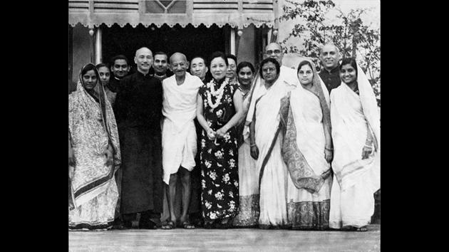 Premier of the Republic of China Chiang Kai-shek with his wife, Soong May-ling, stand either side of Mahatma Gandhi after a meeting between Chiang Kai-shek and Gandhi to discuss matters of common concern to both India and China, in India, 1930. (Courtesy National Gandhi Museum)