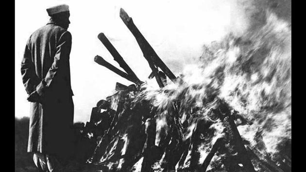 Jawaharlal Nehru watching over Mahatma Gandhi’s funeral pyre. The funeral entourage included President Rajendra Prasad, Vallabhbhai Patel, Baldev Singh, and JB Kripalani. The millions-strong procession began from Albuquerue Road, later renamed 30 January Marg. It crawled through Queensway, Kingsway, and Hardinge Avenue. Or through the present-day Janpath, Rajpath and Tilak Marg, respectively. (Courtesy National Gandhi Museum)