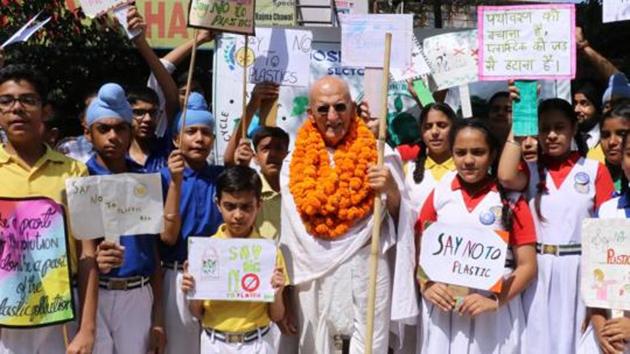 St. Joseph’s Sr. Sec. School, students with American Gandhi Bernie Meyer holding play cards ‘Say No to Single Use Plastic’ during an event of the Global Youth Peace Festival (GYPF) 2019 at Sector 44 market in Chandigarh on Friday.HT Photo