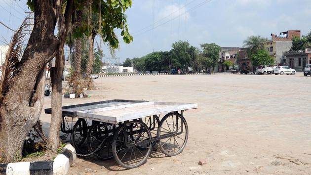 Under the plan, 400 street vendors are to be shifted to a new location. The market is currently lying vacant.(BHARAT BHUSHAN/HT) Under the plan, 400 street vendors are to be shifted to a new location. The market is currently lying vacant.(BHARAT BHUSHAN/HT)