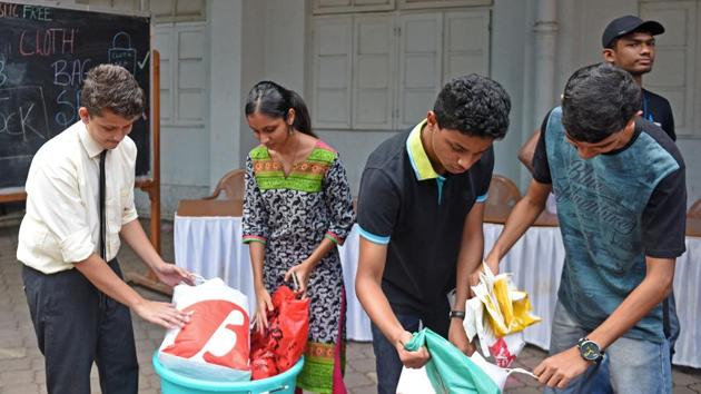 Gandhi Jayanti 2019: Parish Youth Council of St Anthony's Church conducting plastic collection drive over the weekend at Vakola in Mumbai.(Satyabrata Tripathy/HT Photo)