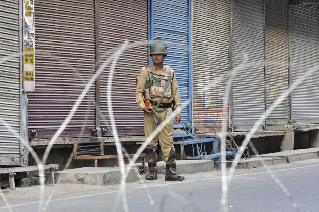 A paramilitary soldier stands guard near barbed wires during restrictions, at Lal Chowk, in Srinagar, Jammu and Kashmir, India, on Friday, September 27, 2019. (Photo: Waseem Andrabi / Hindustan Times) A paramilitary soldier stands guard near barbed wires during restrictions, at Lal Chowk, in Srinagar, Jammu and Kashmir, India, on Friday, September 27, 2019. (Photo: Waseem Andrabi / Hindustan Times)