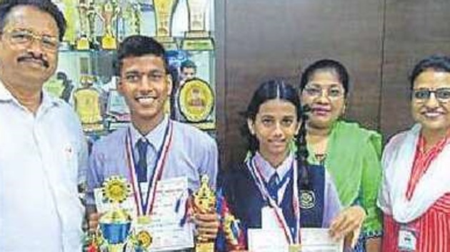 Abhishek Maurya and Shreshta Shetty secured the second place in the ‘Bharat Ko Jano’ quiz contest.(HT Photo)