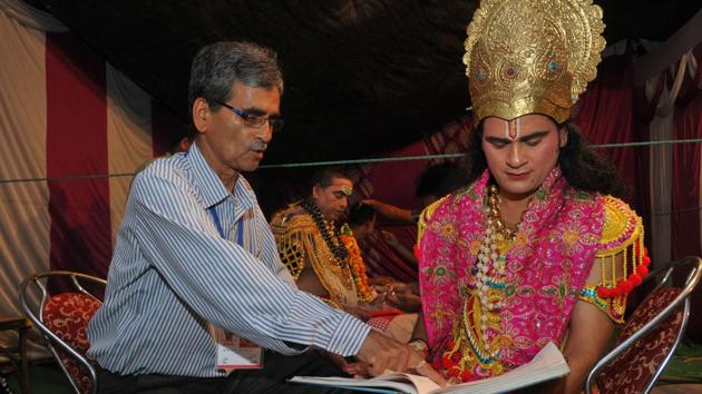 BP Gaur helping his son Deepak Gaur to prepare for the role of Ram in Sector 22, Chandigarh, on September 1.(RAVI KUMAR/HT)