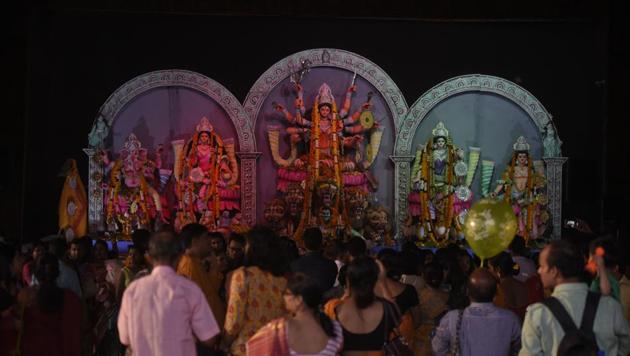 People pray during Durga Puja at a pandal in Chittranjan Park, New Delhi. ( Biplov Bhuyan/ HT Photo)